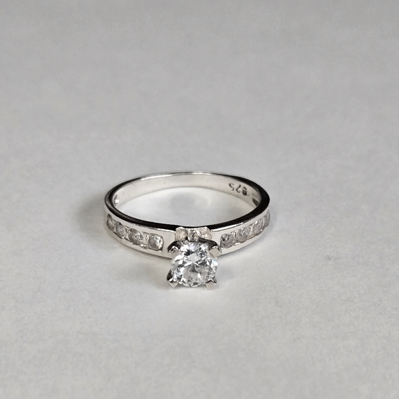 Stunning Sterling Silver Promise Ring - Picture 5 of 10